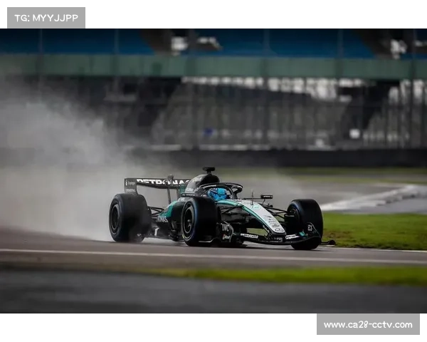 梅赛德斯W17赛车巴塞罗那测试完成502圈,拉塞尔笑容难掩赛季信心